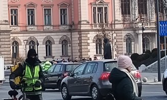 Percheziție ca în filme cu mâinile pe capotă: Polițiștii au oprit un BMW în fața Operei Naționale din Cluj