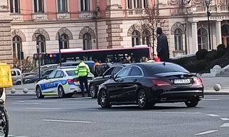 Percheziție ca în filme cu mâinile pe capotă: Polițiștii au oprit un BMW în fața Operei Naționale din Cluj