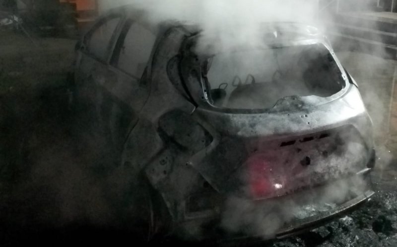 Mașină distrusă de flăcări într-o localitate din Cluj. De la ce a pornit focul
