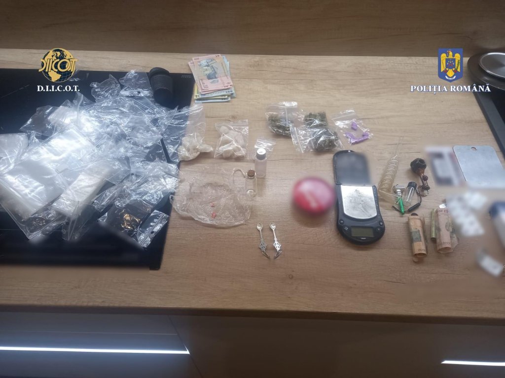 Traficanți de droguri, prinși în flagrant în Cluj-Napoca și Florești cu amfetamină, cocaină și alte substanțe. Au fost arestați preventiv