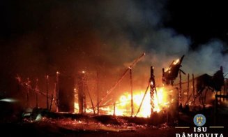 Incendiu puternic la un adăpost de animale. Trei cai au murit
