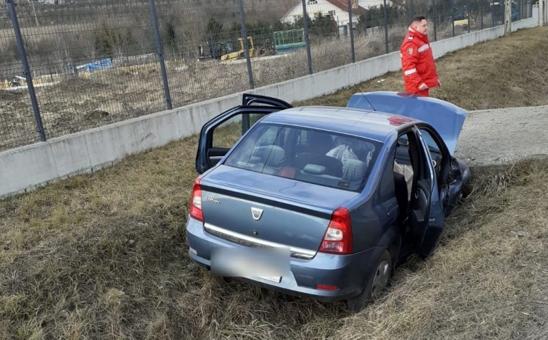 Mașină căzută în șanț într-o localitate din Cluj. O femeie a fost dusa la spital