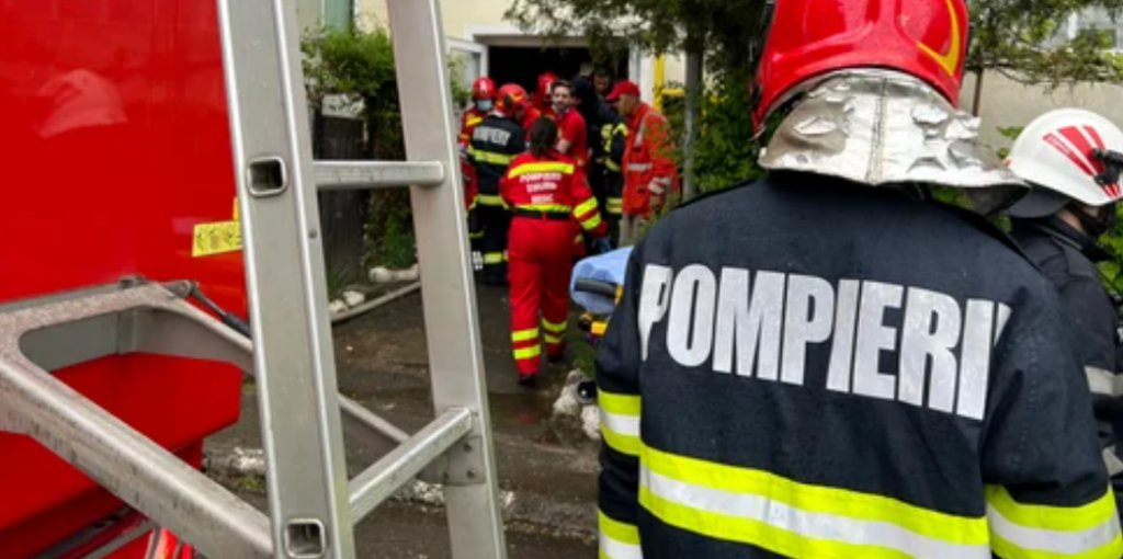 Cluj: Incendiu într-un apartament. Un bărbat a fost transportat de urgență la spital