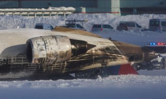 ACCIDENT aviatic bizar: Un avion cu 80 de pasageri la bord a ajuns cu roțile în sus pe pistă