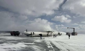 ACCIDENT aviatic bizar: Un avion cu 80 de pasageri la bord a ajuns cu roțile în sus pe pistă