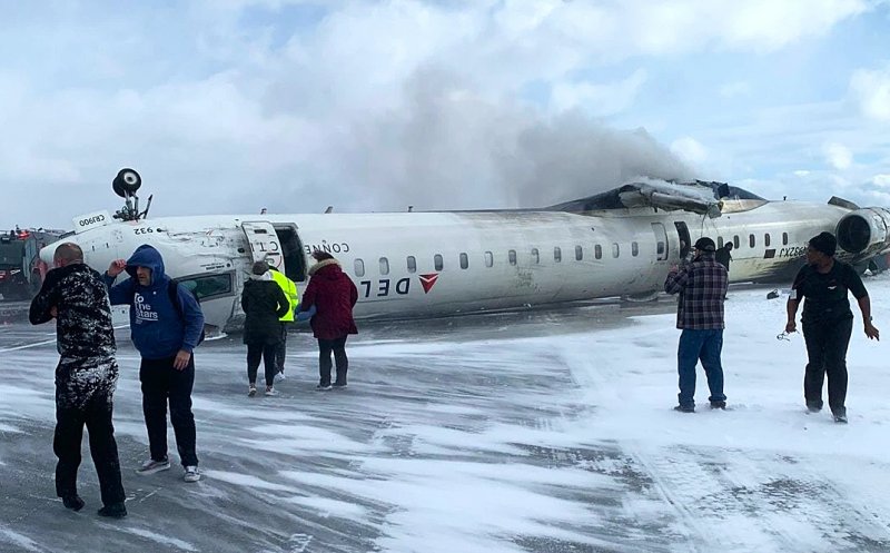ACCIDENT aviatic bizar: Un avion cu 80 de pasageri la bord a ajuns cu roțile în sus pe pistă