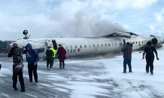 ACCIDENT aviatic bizar: Un avion cu 80 de pasageri la bord a ajuns cu roțile în sus pe pistă