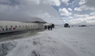 ACCIDENT aviatic bizar: Un avion cu 80 de pasageri la bord a ajuns cu roțile în sus pe pistă