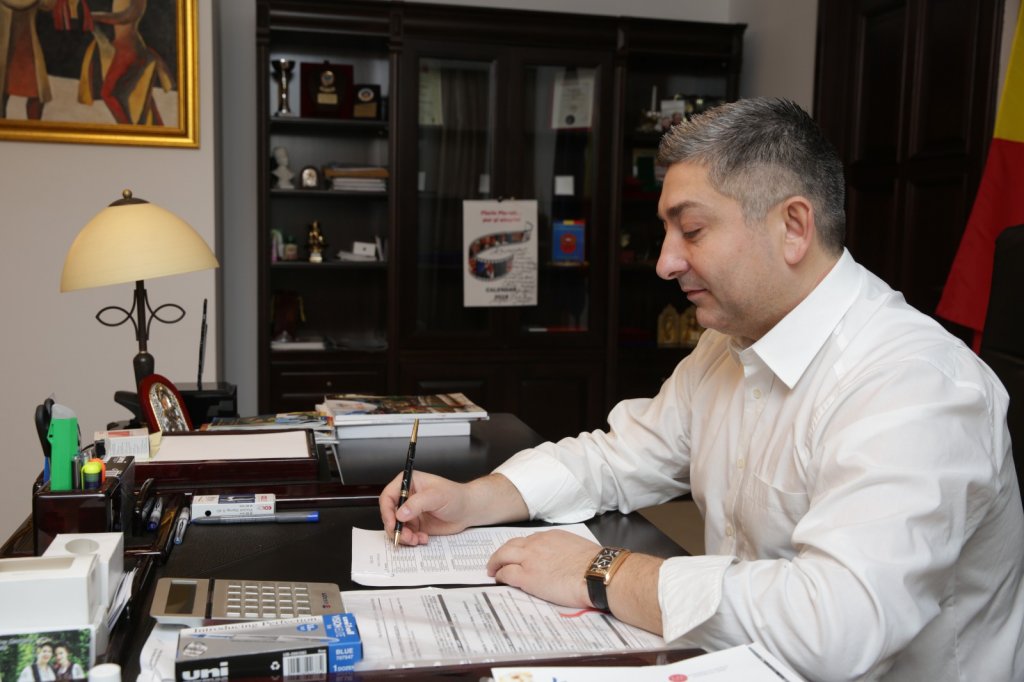 Alin Tișe: „Boala oglinzii sparte”