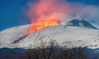 Turism „sălbatic” pe Etna în ultimele zile este / Se schiază chiar lângă lava vulcanului activ