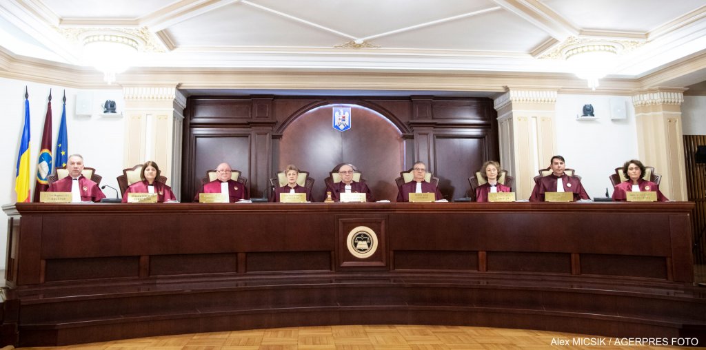 Președintele CCR, despre anularea alegerilor prezidențiale: „Dacă aţi dori să beţi un pahar cu apă în care ştiţi că există otravă, veţi încerca să o extrageţi sau veţi opta pentru un alt pahar cu apă?”