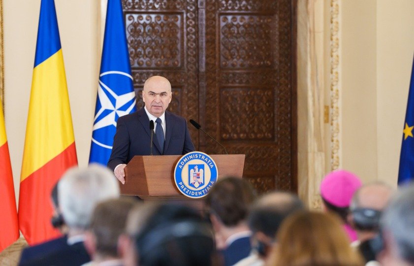 Prima deplasare externă a lui Bolojan. Președintele interimar al României a plecat cu o cursă de linie la Paris, la întâlnirea pe tema situației din Ucraina
