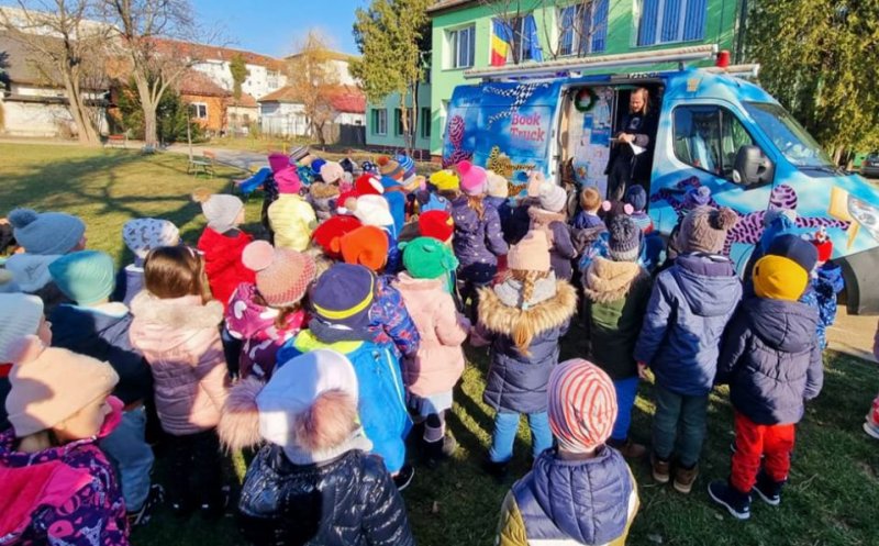 „Cărți avem, haideți la cărți!”. În satele din Cluj, copiii stau la rând la BookTruck ca la pâinea caldă