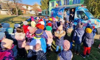„Cărți avem, haideți la cărți!”. În satele din Cluj, copiii stau la rând la BookTruck ca la pâinea caldă