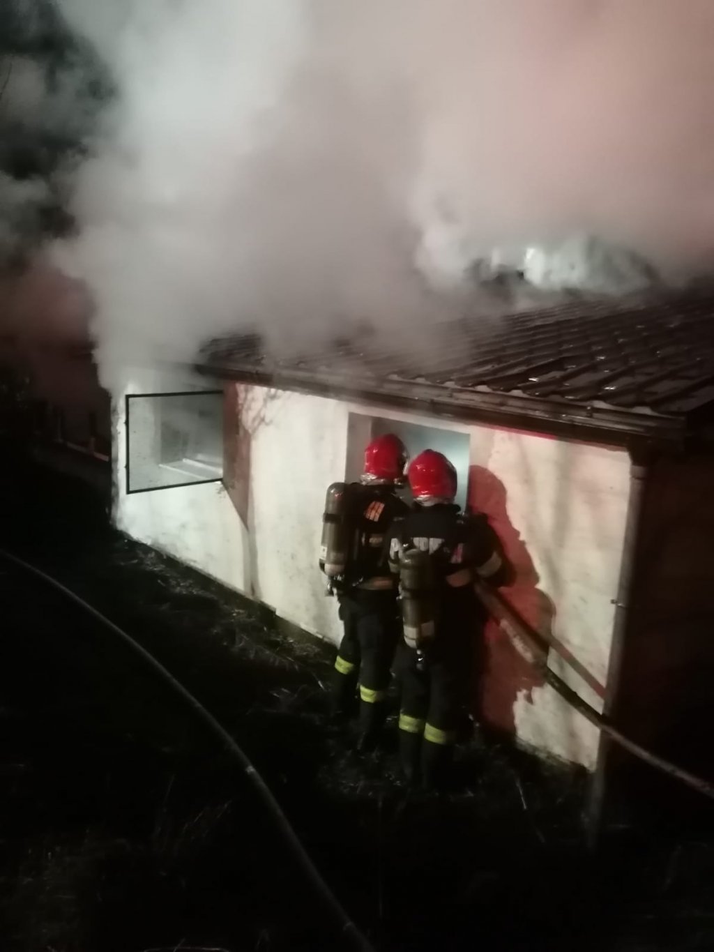 INCENDIU în Cluj-Napoca: Și-au distrus casa cu mâncarea uitată pe foc / Butelii de gaz evacuate