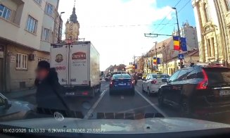Pietoni care se cred nemuritori şi se aruncă în faţa maşinilor în centrul Clujului... Cu trecerea la 3 metri mai sus