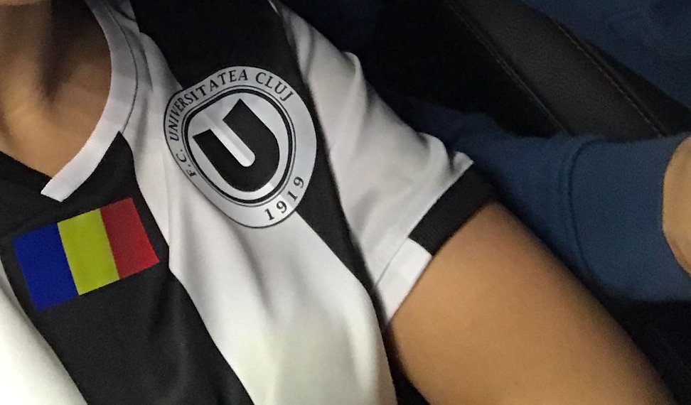 I-a transmis soţului CFR-ist "La mulţi ani!", îmbrăcată cu tricoul alb-negru al "U" Cluj  ;)