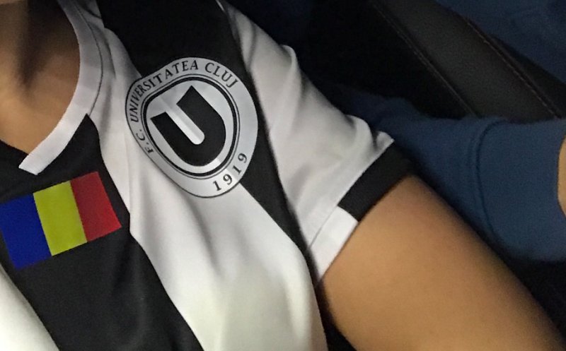 I-a transmis soţului CFR-ist "La mulţi ani!", îmbrăcată cu tricoul alb-negru al "U" Cluj  ;)