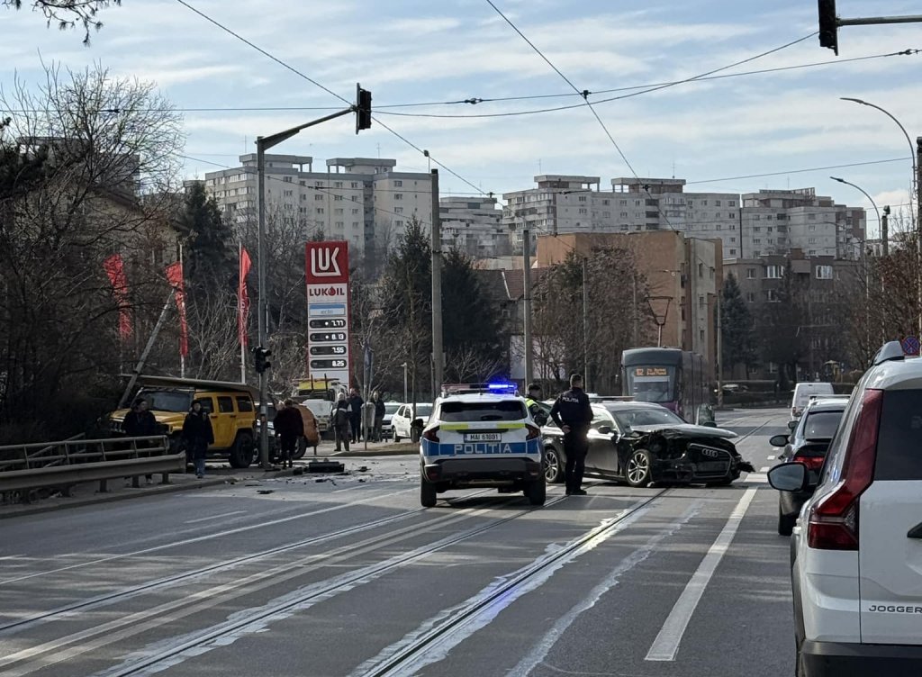 Accident rutier în apropiere de Sala Sporturilor din Cluj. Femeie, transportată la spital