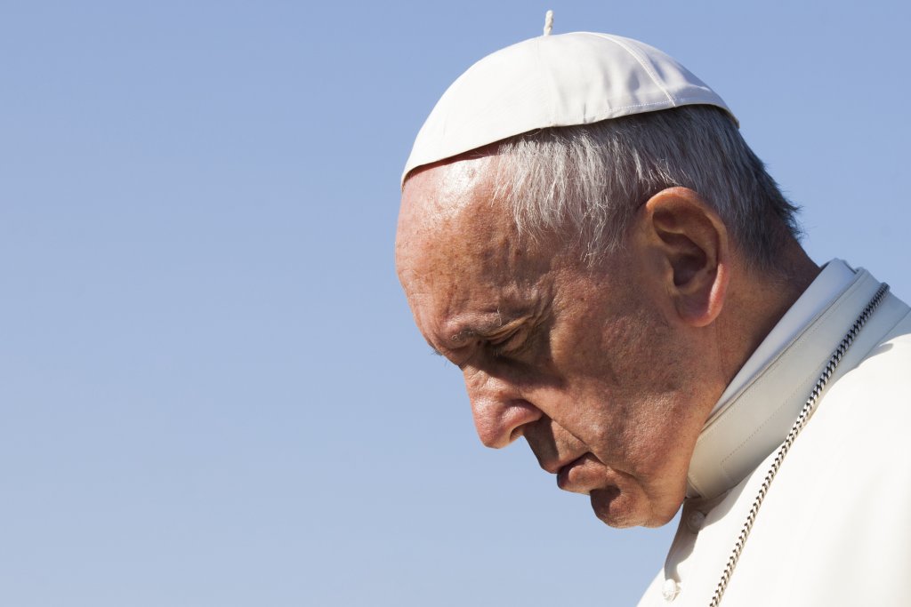 Cum se tratează boala de care suferă Papa Francisc. Vezi care sunt simptomele