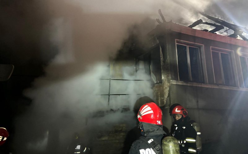 INCENDIU la o casă pe 150 mp / Viciul l-a costat scump pe un clujean. Şi-a distrus casa cu o ţigară