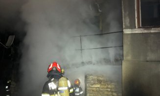 INCENDIU la o casă pe 150 mp / Viciul l-a costat scump pe un clujean. Şi-a distrus casa cu o ţigară
