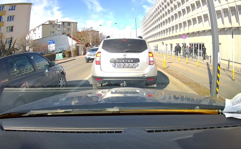 Lecție de karma în traficul din Cluj: Un șofer a depășit ilegal și a dat nas în nas cu poliția