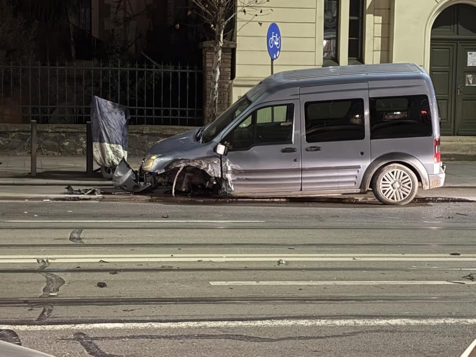 Accident rutier în Cluj-Napoca: Un autoturism a fost făcut praf