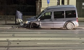 Accident rutier în Cluj-Napoca: Un autoturism a fost făcut praf