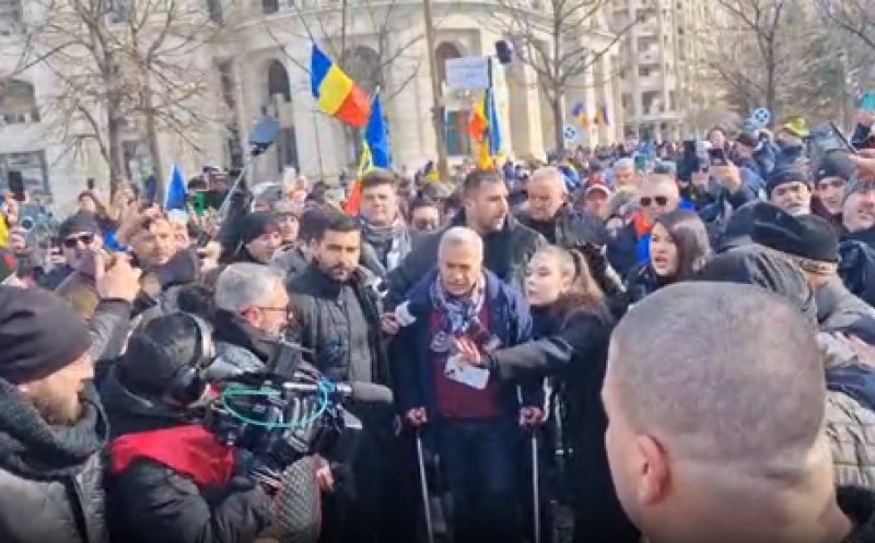 Mii de oameni, prezenți în Piața Constituției la strângerea de semnături pentru candidatura lui Călin Georgescu