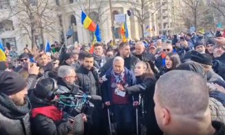 Mii de oameni, prezenți în Piața Constituției la strângerea de semnături pentru candidatura lui Călin Georgescu
