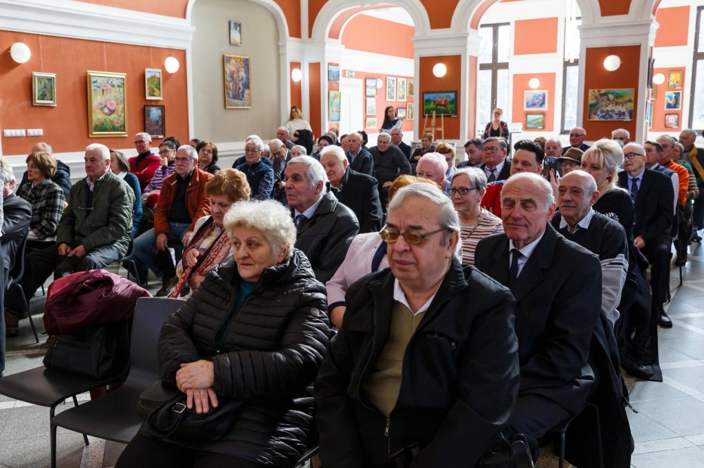 Zeci de cupluri care au sărbătorit "nunta de aur", premiate de primarul Emil Boc