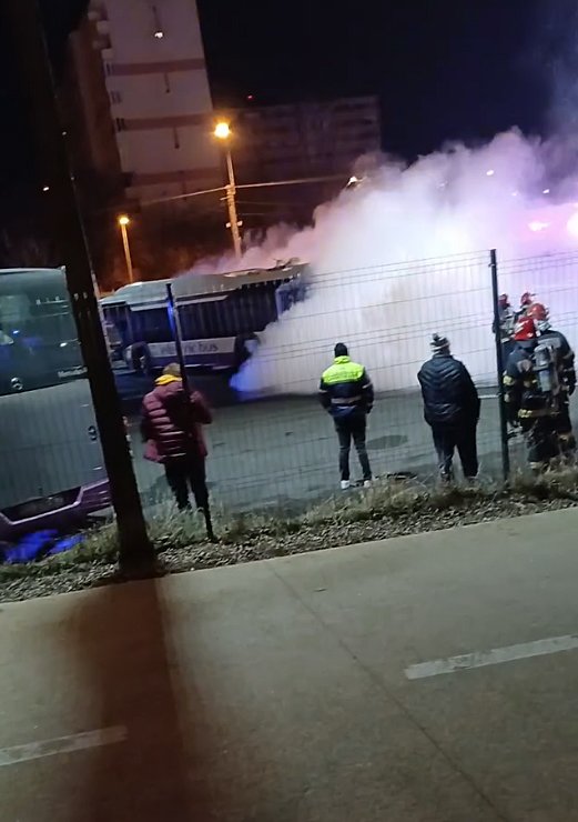 Autobuz electric, în flăcări în stația CTP Grigorescu. Pompierii au fost alertați de trecători