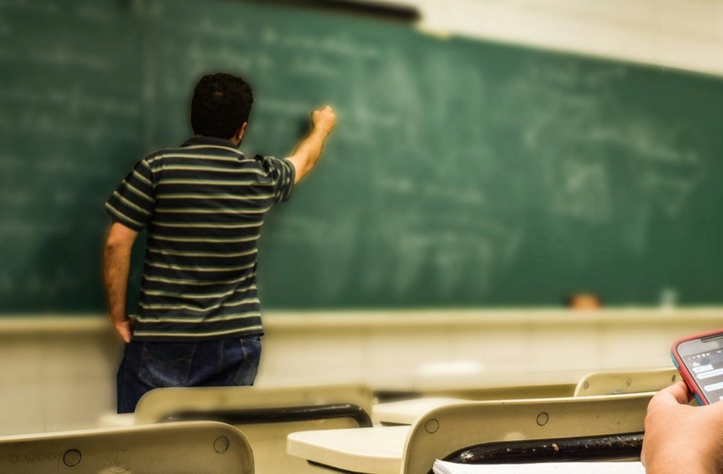 Caz revoltător! Profesor din Cluj, arestat după ce ar fi violat un elev de 13 ani în timpul meditațiilor