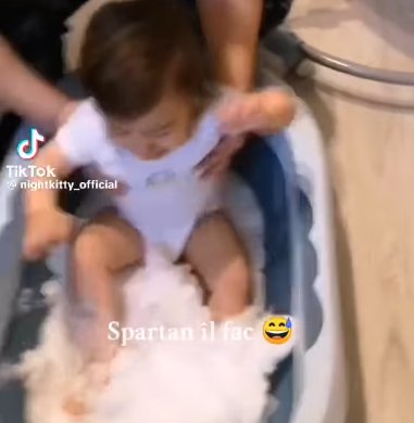 TikTok-ul cu bebelușul "scăldat" în zăpadă. Mama: "Spartan îl fac" / Medic: "Ar fi putut suferi un atac de cord"
