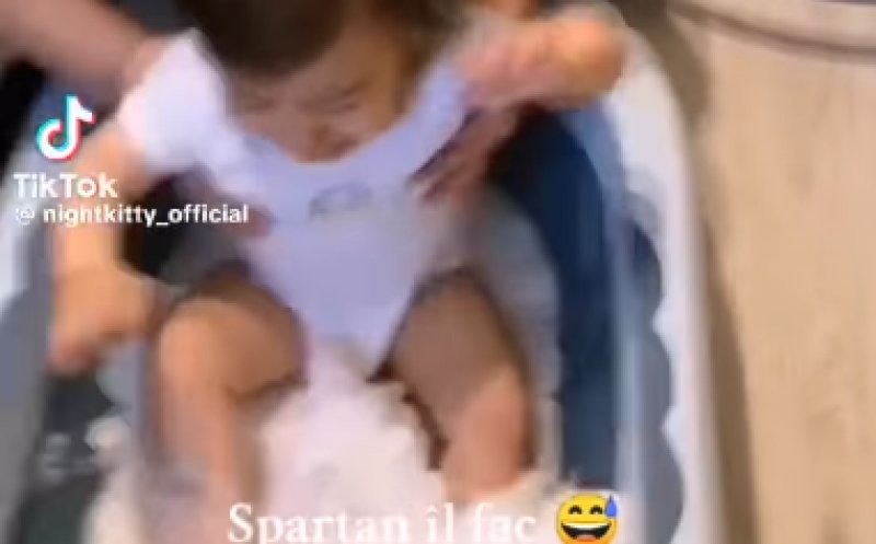 TikTok-ul cu bebelușul "scăldat" în zăpadă. Mama: "Spartan îl fac" / Medic: "Ar fi putut suferi un atac de cord"