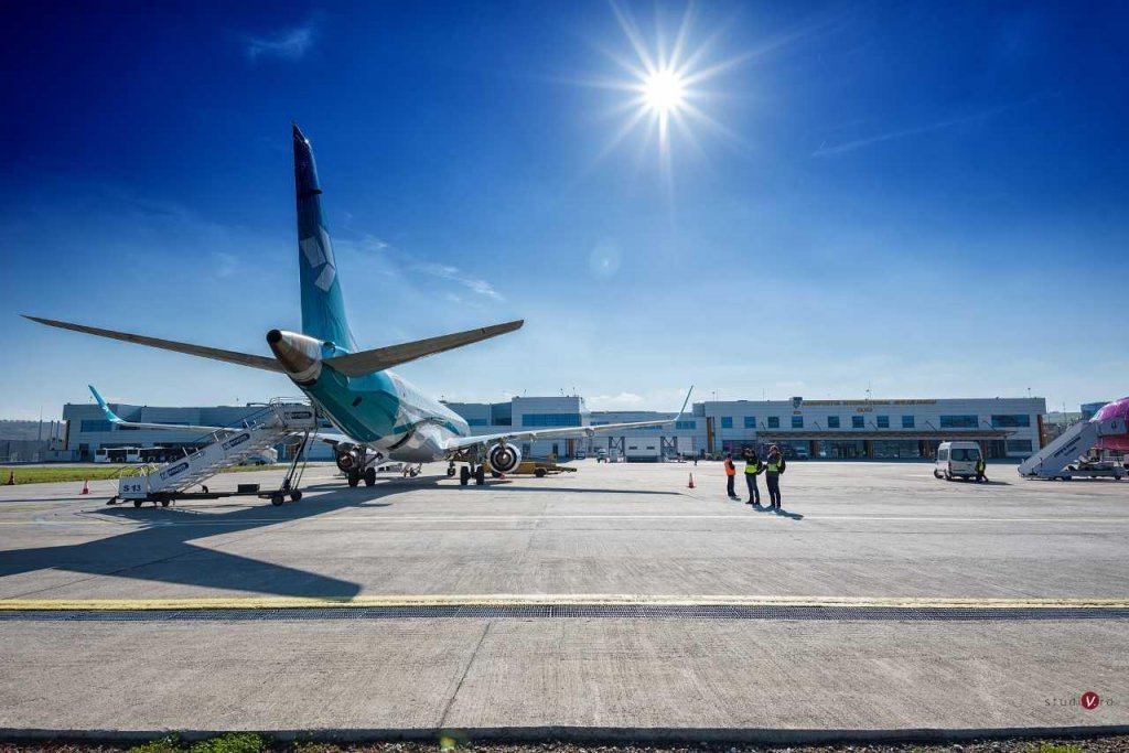 Incident pe Aeroportul din Cluj: O femeie cu un bebeluș în brațe a căzut după coborârea din avion. Poliția investighează cazul