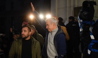 Călin Georgescu, acuzat de promovarea fascismului, dar sfidează legea poporului român cu un salut "nazist" exact în faţa Parchetului General