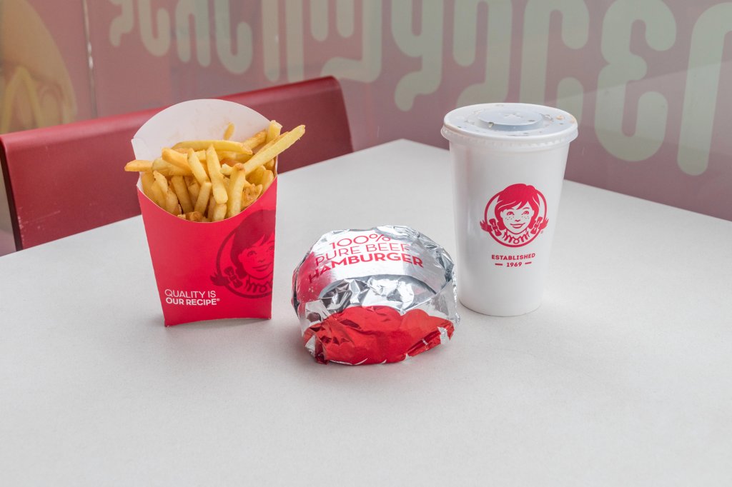 Al treilea cel mai mare lanț de fast food din lume începe angajările în România / Orașele unde va deschide și salariile