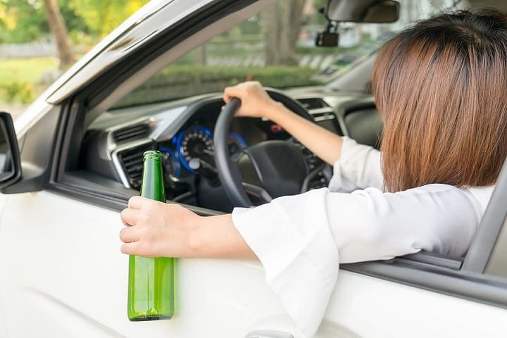 Femeie aproape de comă alcoolică, prinsă la volan în Cluj. A provocat un accident și a amenințat un polițist cu bătaia