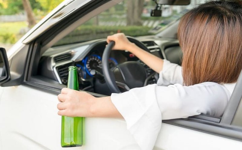 Femeie aproape de comă alcoolică, prinsă la volan în Cluj. A provocat un accident și a amenințat un polițist cu bătaia
