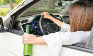 Femeie aproape de comă alcoolică, prinsă la volan în Cluj. A provocat un accident și a amenințat un polițist cu bătaia