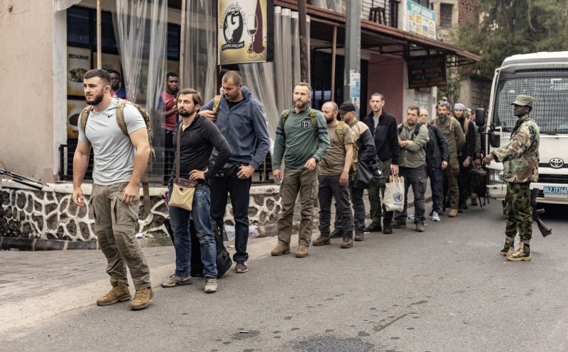 MApN vrea să afle câți militari români și-au luat concedii pentru a lupta ca mercenari / Ministrul Apărării nu știe dacă aceștia vor fi dați afară