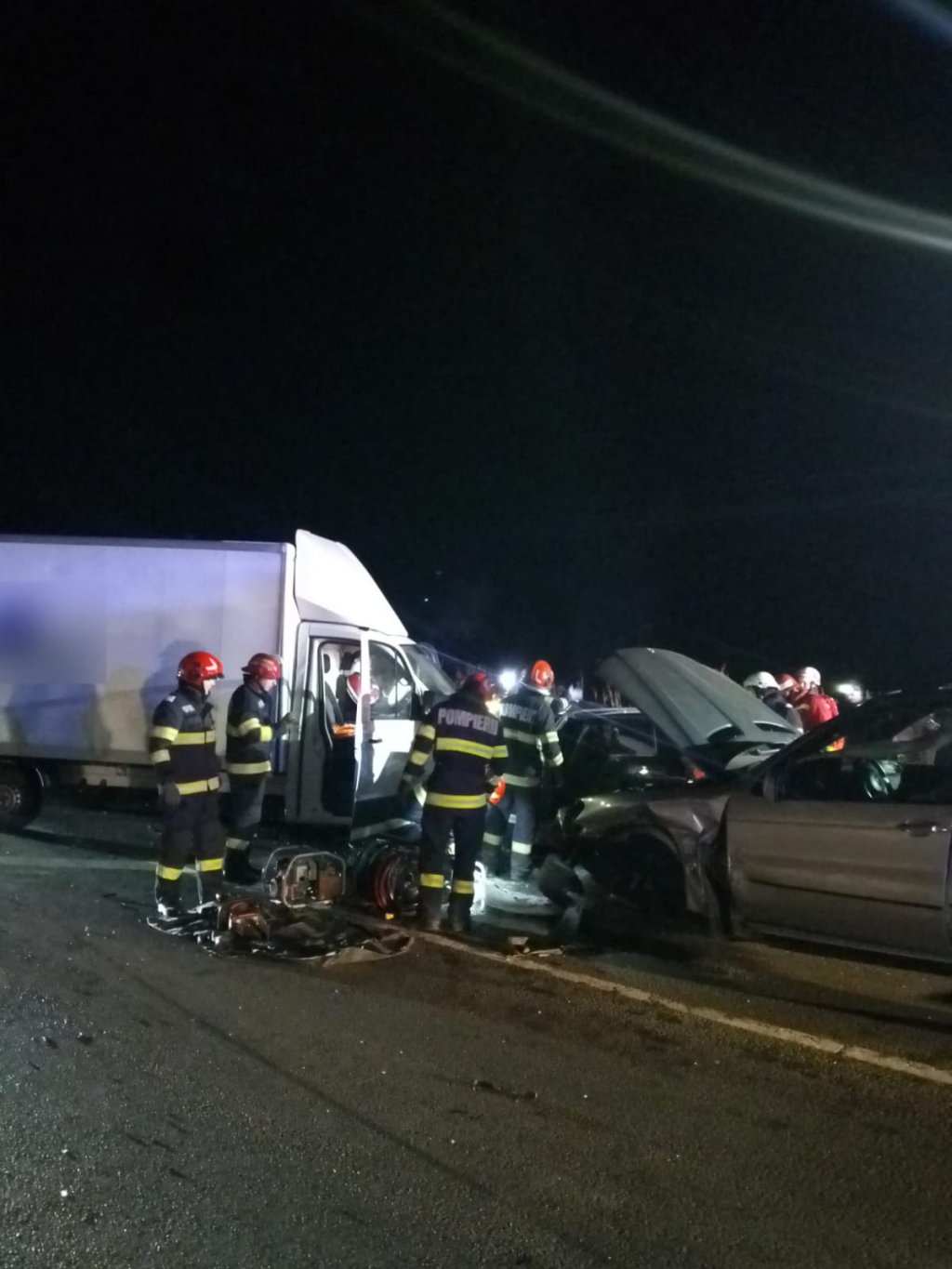 ACCIDENT în judeţul Cluj. 3 victime în urma impactului dintre 2 maşini şi o autoutilitară