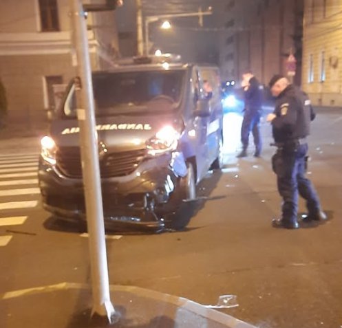 Jandarmeria, accident cu o autospecială într-o intersecție din Cluj. Ce s-a întâmplat