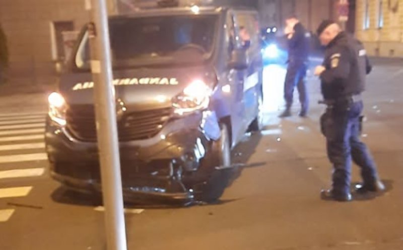 Jandarmeria, accident cu o autospecială într-o intersecție din Cluj. Ce s-a întâmplat