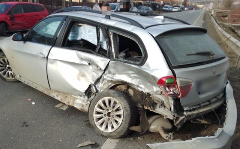 ACCIDENT cu trei mașini în Sânpaul. Descarcerarea, la fața locului/ Doi bărbați, transportați la spital