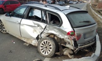 ACCIDENT cu trei mașini în Sânpaul. Descarcerarea, la fața locului/ Doi bărbați, transportați la spital