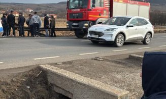 ACCIDENT cu trei mașini în Sânpaul. Descarcerarea, la fața locului/ Doi bărbați, transportați la spital