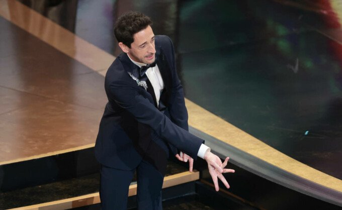 Adrien Brody și-a scos guma din gură și i-a aruncat-o iubitei sale înainte de a-și ridica Oscarul